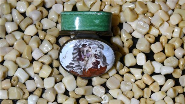 Dentalmuseum zeigt Skurriles und Religiöses Tabletten gegen Zahnschmerzen wurden in der Barockzeit in solch einzigartigen Behältnissen aufbewahrt.