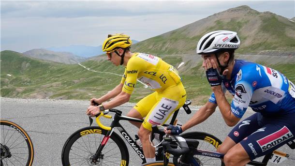 Tadej Pogacar auf der 19. Etappe der 111. Tour de France.