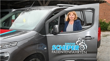 Täglich haben die Mitarbeiter des Patientenfahrdienstes von Simone Scheper Kontakt mit Patienten. Geimpft werden sie aber nicht, was die Inhaberin sauer macht.