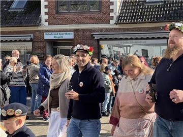 Tänzerinnen und Tänzer in historischen Trachten beim Holtschentanz in Neuenwalde – ein Fest, das Gemeinschaft und Brauchtum lebendig hält.