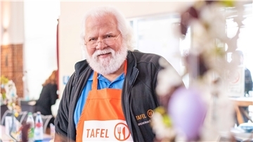 Tafel-Chef Manfred Jabs, Mann mit weißem Bart und Schürze.