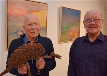 Zwei Männer mit Kunstwerken