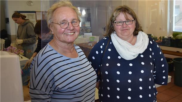 Das Foto zeigt Tafelleiterin Renate Behrens (links) und Schulsozialarbeiterin Simone Sprenger. 