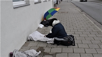 Tagelang saß er auf dem Bürgersteig der Hinrich-Schmalfeld-Straße, wollte sich nicht helfen lassen, jetzt soll er von einem Krankenwagen abgeholt worden sein: ein Flüchtling aus Gambia.