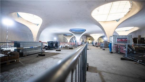 Noch ein Jahr warten auf S 21 - Bahnprojekt zieht sich Tageslicht fällt durch die Lichtaugen des neuen Stuttgarter Hauptbahnhofs - Passagiere müssen auf diesen Anblick jedoch länger warten als gedacht.