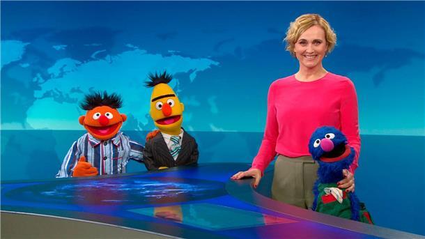 Ernie im Pyjama im „Tagesthemen“-Studio „Tagesthemen“-Moderatorin Caren Miosga mit Ernie (l-r), Bert und Grobi in der Kulisse der ARD-Nachrichtensendung.