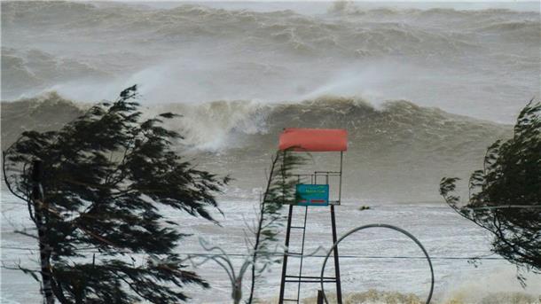 Taifun „Kajiki“ wütet in Vietnam - Schäden auf Hainan Taifun „Kajiki“ wütete in Vietnam mit meterhohen Wellen.