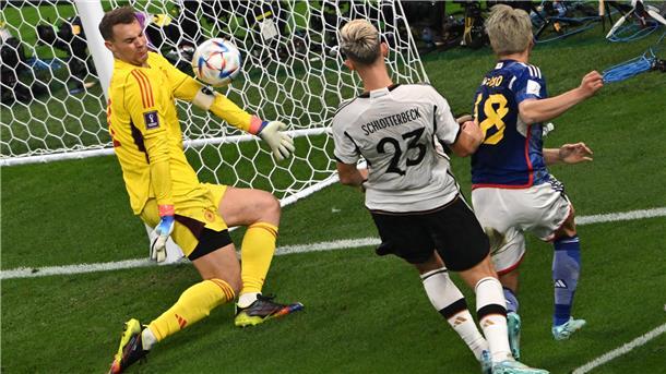 Deutschland droht erneut ein frühes WM-Aus Fußballer im Zweikampf
