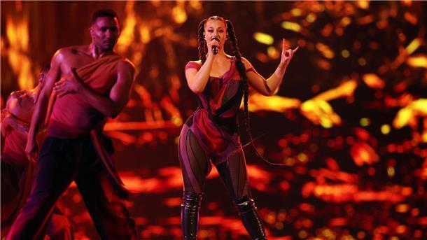ESC-Finale hat begonnen: Pfiffe für Israel Talia (r) aus Luxemburg mit dem Titel „Fighter“ auf der Bühne beim Finale des Eurovision Song Contest 2024.