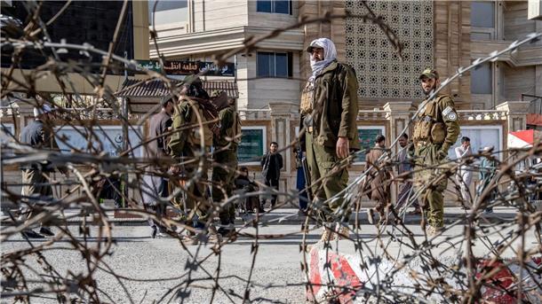 Berichte: Taliban halten drei Briten in Afghanistan fest Taliban-Kämpfer stehen in der Nähe des Außenministeriums in Kabul Wache (Symbolbild).