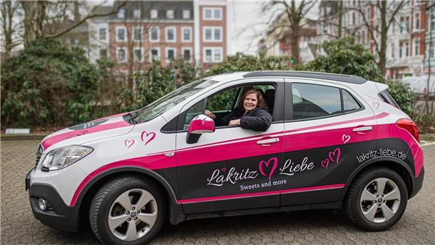 Eine Frau schaut aus ihrem Autofenster