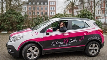 Eine Frau schaut aus ihrem Autofenster