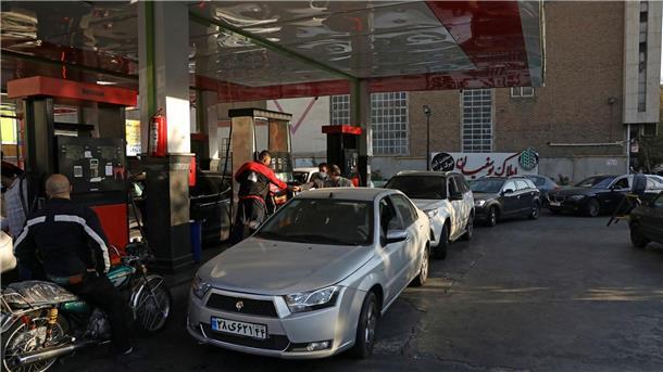 Tankstelle in Teheran. Irans Regierung hat seinen Erzfeind Israel für einen mutmaßlichen Hackerangriff auf Tankstellen verantwortlich gemacht.