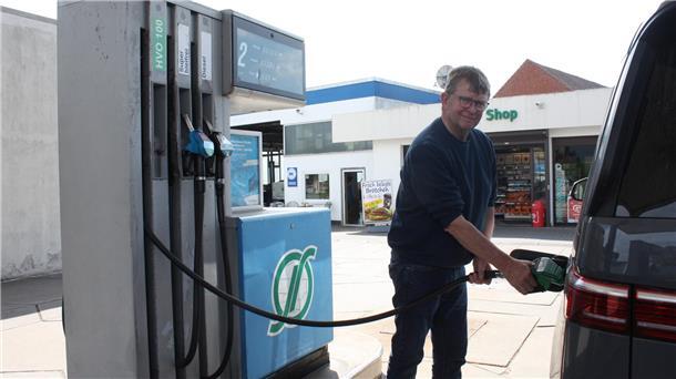 Tankstellenbesitzer Karl-Wilhelm Schnars betankt sein Fahrzeug mit dem Diesel HVO 100.