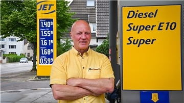 Tankstellenpächter Peter Warcaba weiß: Sobald die Preise fallen, strömen die Kunden dank ihrer Spritpreis-Apps an die Zapfsäulen.