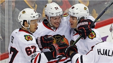 Tanner Kero (l) spielte einst in der NHL für die Chicago Blackhawks