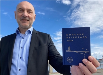 TANO-Chef Mario Schiefelbein präsentiert den Nordsee-Reisepass.