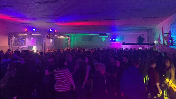 Hier kann man in Butjadingen in den Mai feiern Tanz in den Mai: Die Stollhammer Turnhalle wird am kommenden Wochenende zur Disco.