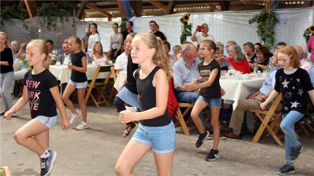 Tanzdarbietungen des örtlichen Nachwuchses gehören traditionell zur Hamerser Erntedankfeier dazu.