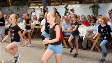Tanzdarbietungen des örtlichen Nachwuchses gehören traditionell zur Hamerser Erntedankfeier dazu.