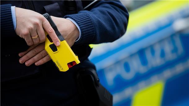Taser sind effektiv, um aggressive Täter ruhig zu stellen. Sie werden im Zusammenhang mit der Debatte um Gewalt gegen Polizisten immer wieder ins Spiel gebracht.