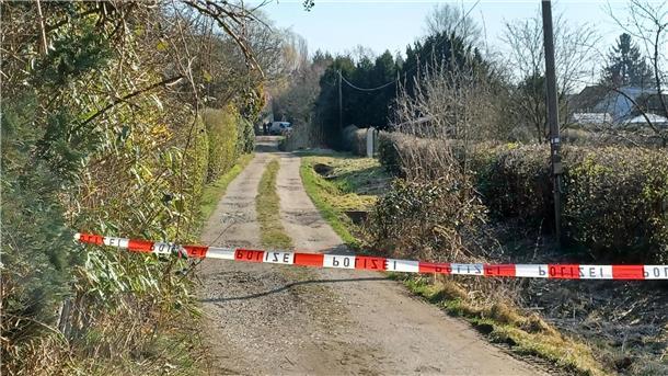 Gewalt im grünen Idyll: Straftaten in Bremerhavens Kleingärten und Parks Flatterband vor einem Weg im Kleingarten
