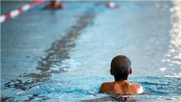 Bremerhavens Bäder: Diebe und Sexualstraftäter trüben den Badespaß Tatort Schwimmbad: Die Zahl der Polizeieinsätze ist einem Bremerhavener Bad in diesem Jahr besonders deutlich angestiegen. Die Bäder-Gesellschaft setzt verstärkt auf Sicherheitsdienste.