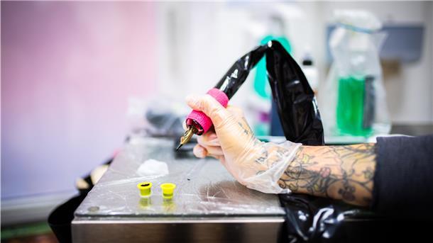 Bremerhaven: Tattoo-Studios weichen ins Umland aus Tattoo- und Kosmetikstudios trifft die Corona-Pandemie besonders hart. Ein Bremerhavener Studio weicht jetzt nach Loxstedt aus, weil es in der Seestadt aufgrund der hohen Infektionszahlen nicht öffnen darf.