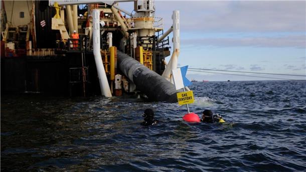 Taucher von Greenpeace behindern Bau von LNG-Pipeline Taucher von Greenpeace protestieren nahe des Verlegeschiffs „Castoro 10“ gegen den Bau einer Pipeline für das geplante Rügener LNG-Terminal.