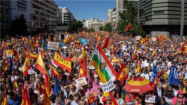 Spanien: Protest gegen mögliche Amnestie für Separatisten Tausende Anhänger der konservativen Volkspartei (PP) haben in Spanien gegen eine mögliche Amnestie für katalanische Separatisten protestiert.