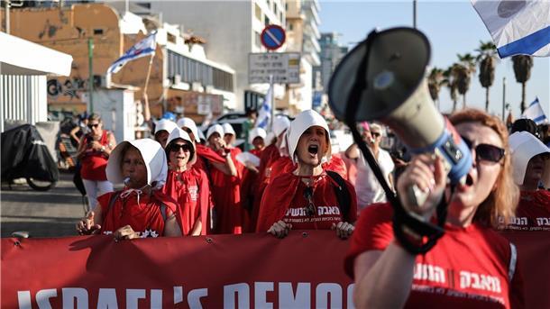 Großer Protesttag in Israel - Polizei setzt Wasserwerfer ein Tausende demonstrieren gegen den geplanten Umbau der Justiz.