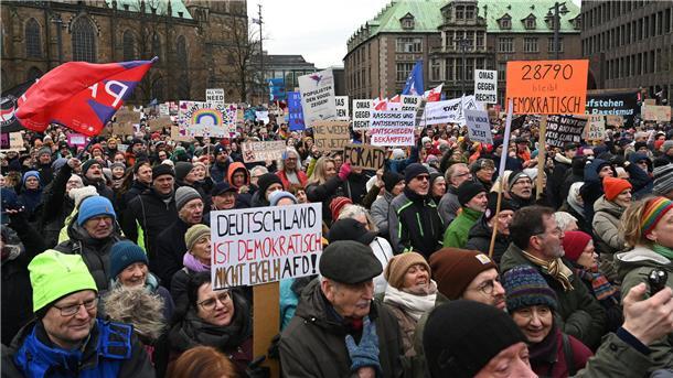 Demonstranten mit Plakaten
