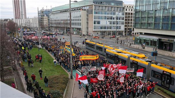 Tausende Fußballfans protestieren gegen Politik-Pläne Tausende Fans waren in Leipzig dabei.