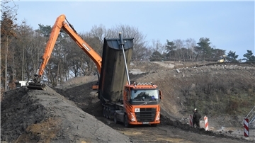 Tausende Kubikmeter Sand werden für den Lärmschutzwall aufgeschüttet und verdichtet.