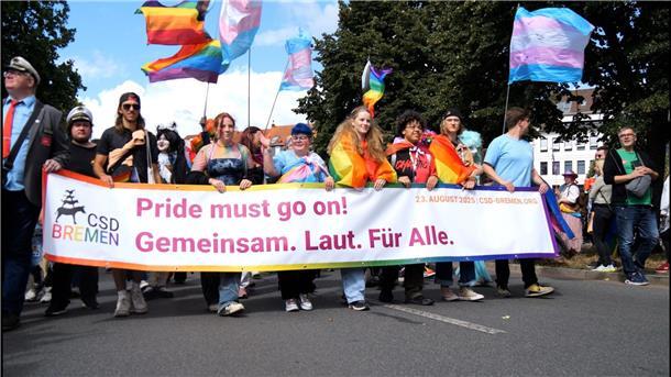 Tausende Menschen demonstrieren beim CSD in Bremen für ihre Rechte. 