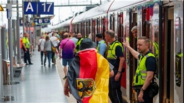 Tausende Menschen fuhren mit der Bahn zu EM-Spielen - pünktlich waren die Züge dabei oft nicht. (Archivbild)