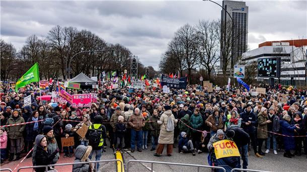 Zigtausende Demonstranten setzen Zeichen gegen rechts Tausende Menschen haben sich zu einer Demonstrationen gegen rechts in Hamburg versammelt.