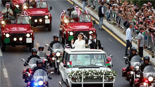 Kronprinz Hussein hat geheiratet: Jordanien feiert Tausende Menschen jubeln dem winkenden Brautpaar zu.