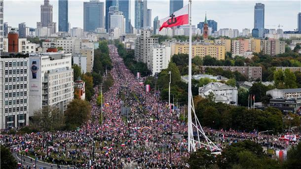 Rund eine Million Menschen protestieren gegen PiS-Regierung Tausende Menschen versammeln sich zu einem Marsch zur Unterstützung der Opposition in Warschau.