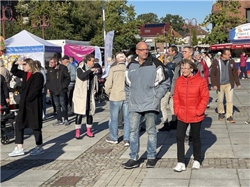Tausende Menschen waren am Sonntag beim großen Ochsenmarkt in der Nordenhamer Innenstadt auf den Beinen. Sie genossen das traumhafte Herbstwetter und das umfangreiche Programm.