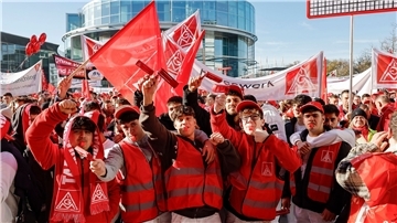 Tausende Teilnehmer bei einer Warnstreik-Kundgebung der IG Metall in Ingolstadt.