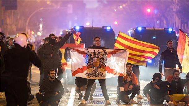 Spanien: Gewalttätige Proteste nach Wiederwahl von Sánchez Tausende von Menschen beschimpften in den letzten Tagen Sánchez.