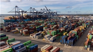 Tausende von Schiffscontainern stehen im Hafen von Felixstowe in Suffolk (Symbolbild).