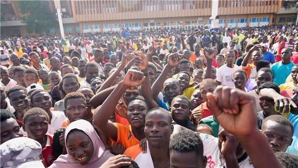 Ecowas und Niger: Drohgebärden und Kräftemessen Tausende wollen in Niamey der Armee beitreten.
