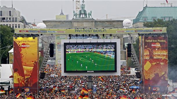 Bundesrat macht Weg für Public Viewing bei Fußball-EM frei Tausende Zuschauer verfolgen 2006 auf der Fanmeile am Brandenburger Tor in Berlin das WM-Fußballspiel zwischen Deutschland und Argentinien.