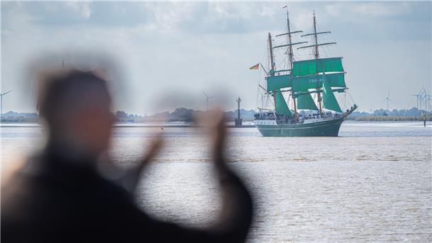 Die schönsten Bilder von der herrlichen Schiffs-Parade Tausendfach fotografiert: Die "Alex II".