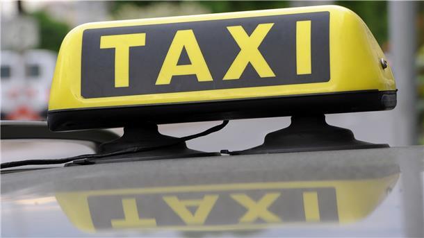 Taxifahrer können Patientenfahrten mit den Krankenkassen abrechnen, wenn der Kunde einen Transportschein hat.