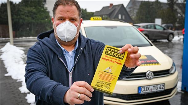Taxiunternehmer Michael Brümmer vom Taxenruf Geestland hofft auf möglichst viele Fahrten zum Impfzentrum nach Cuxhaven.