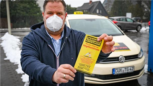 Taxiunternehmer Michael Brümmer vom Taxenruf Geestland hofft auf möglichst viele Fahrten zum Impfzentrum nach Cuxhaven.
