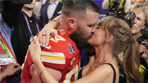 Die Kansas City Chiefs holen sich den Super Bowl mit Comeback-Qualitäten Taylor Swift küsst Kansas City Chiefs Tight End Travis Kelce nach dem Sieg.